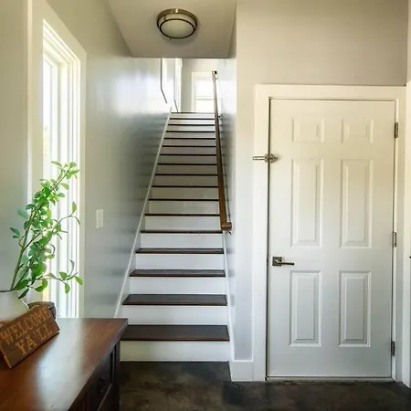 Nash City: Modern Home; Rooftop Hangout; 9min→dt Nashville