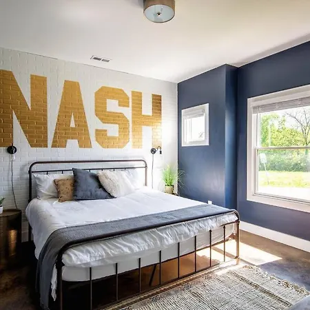 Nash City: Modern Home; Rooftop Hangout; 9min→dt Holiday home *