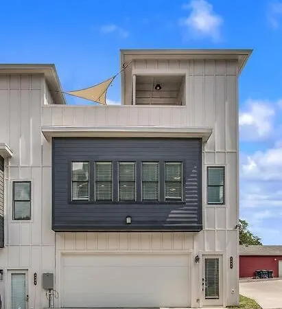 Nash City: Modern Home; Rooftop Hangout; 9min→dt Holiday home *