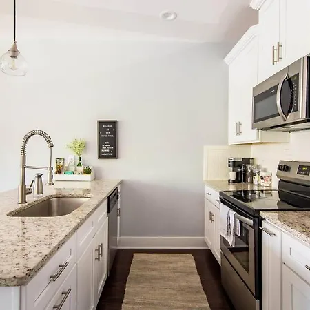 Nash City: Modern Home; Rooftop Hangout; 9min→dt Holiday home *