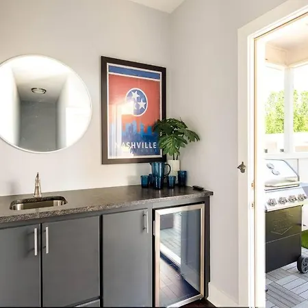 Nash City: Modern Home; Rooftop Hangout; 9min→dt Holiday home *