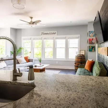 Nash City: Modern Home; Rooftop Hangout; 9min→dt * Nashville