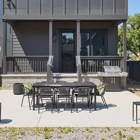Huge Rooftop Patio At Stunning Spacious House Nashville