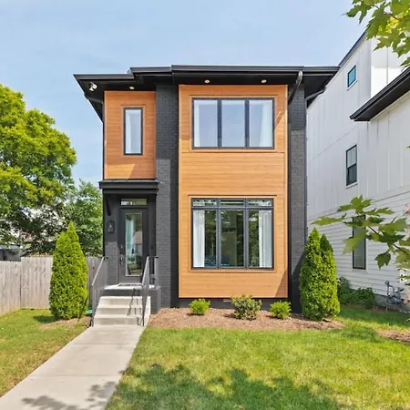 Huge Rooftop Patio At Stunning Spacious House *