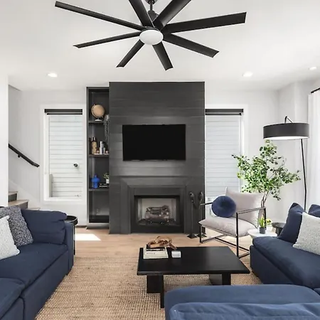 Holiday home Huge Rooftop Patio At Stunning Spacious House