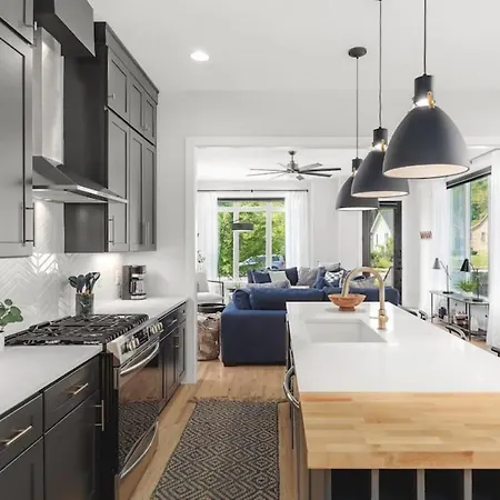 Huge Rooftop Patio At Stunning Spacious House *