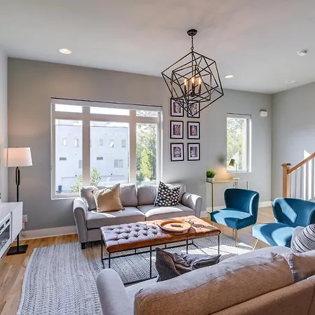 Townhome W/ Rooftop Balcony & Game Room! Holiday home