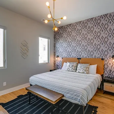Townhome W/ Rooftop Balcony & Game Room! Holiday home *