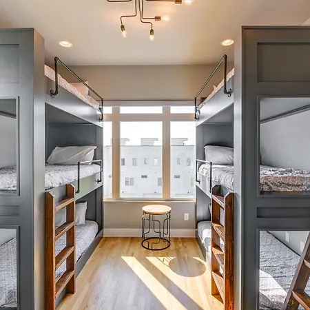 Holiday home Townhome W/ Rooftop Balcony & Game Room!