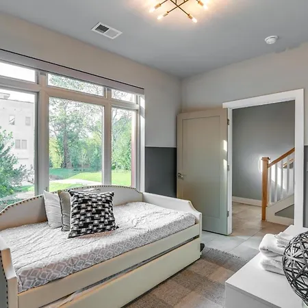 Townhome W/ Rooftop Balcony & Game Room! Holiday home