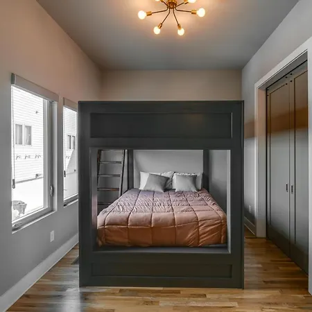 Townhome W/ Rooftop Balcony & Game Room! Holiday home