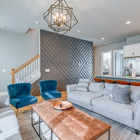 Townhome W/ Rooftop Balcony & Game Room! Nashville