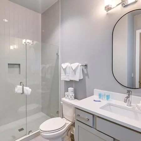 Townhome W/ Rooftop Balcony & Game Room! Holiday home