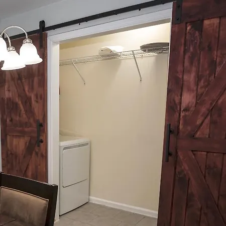 Elegant 3 Bedroom With Free Parking And Balcony *