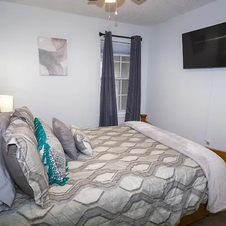 Elegant 3 Bedroom With Free Parking And Balcony Apartment