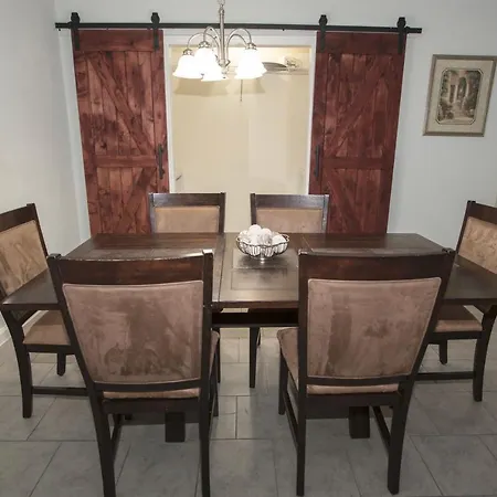 Elegant 3 Bedroom With Free Parking And Balcony