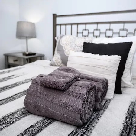 Elegant 3 Bedroom With Free Parking And Balcony Apartment