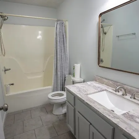 Elegant 3 Bedroom With Free Parking And Balcony