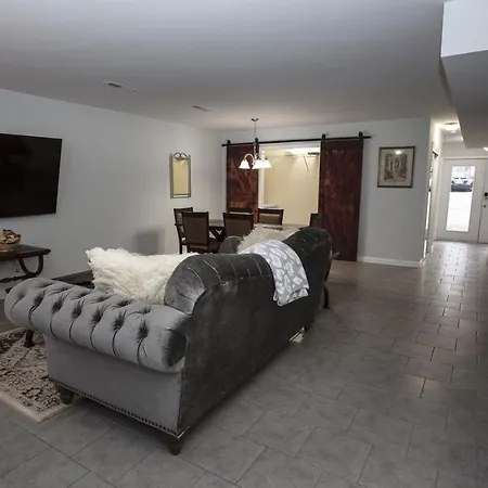 Elegant 3 Bedroom With Free Parking And Balcony Apartment *