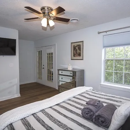 Apartment Elegant 3 Bedroom With Free Parking And Balcony