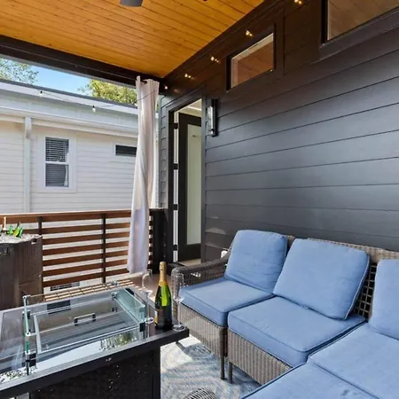 Luxurious 4bd Sleeps 12 Minutes To Downtown With Parking Holiday home *