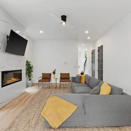 Holiday home Luxurious 4bd Sleeps 12 Minutes To Downtown With Parking *
