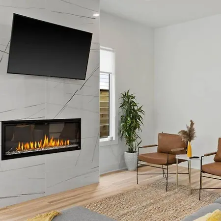 Luxurious 4bd Sleeps 12 Minutes To Downtown With Parking Holiday home