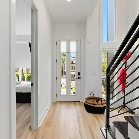 Holiday home Luxurious 4bd Sleeps 12 Minutes To Downtown With Parking