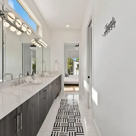 Luxurious 4bd Sleeps 12 Minutes To Downtown With Parking Holiday home