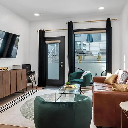 Upscale Cozy With Pool, Patio, Parking