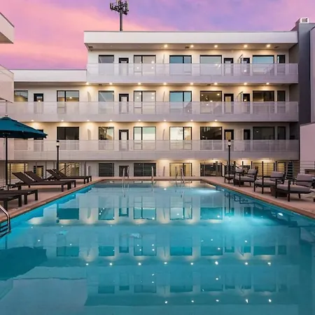 Upscale Cozy With Pool, Patio, Parking Holiday home *