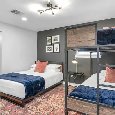 Walk To Downtown Broadway With Pool, Free Parking, And Gym * Nashville