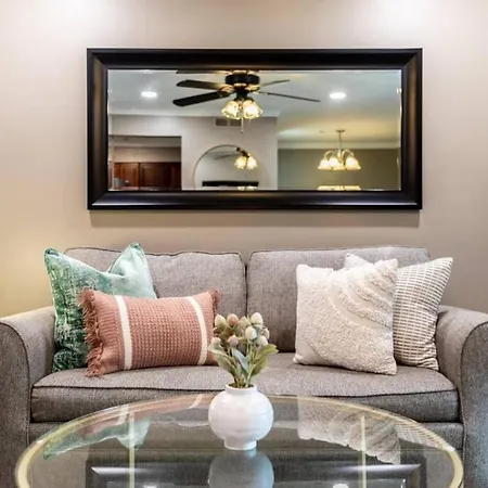 Downtown Condo, Walk To Broadway With Free Parking Apartment *