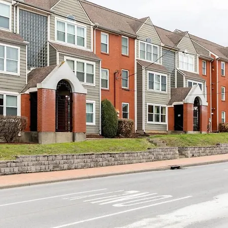 Downtown Condo, Walk To Broadway With Free Parking