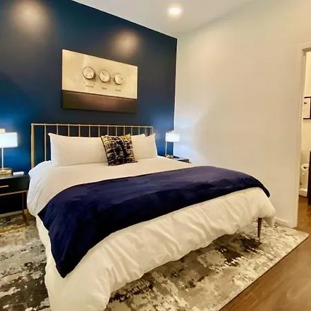 Chic Modern Pool, Patio, Parking
