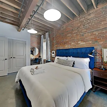 One-of-a-kind! Roll Up Garage Door-pool, Speakeasy Holiday home Nashville