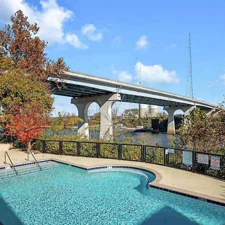 Apartment Walk To Downtown Broadway With Pool, Free Parking, And Gym *