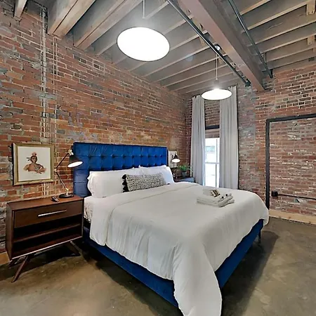 Holiday home One-of-a-kind! Roll Up Garage Door-pool, Speakeasy
