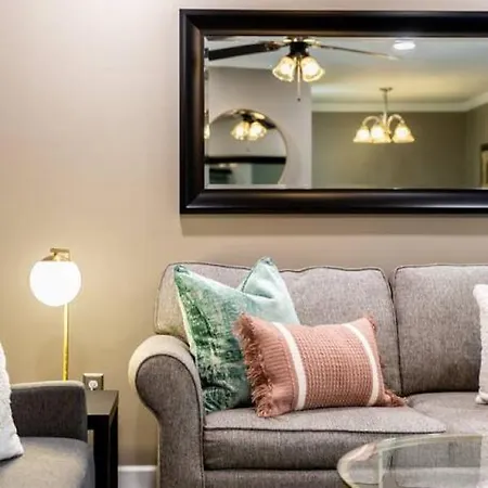 Downtown Condo, Walk To Broadway With Free Parking Apartment *