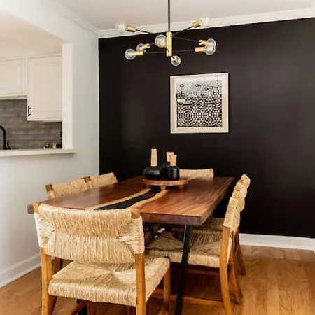 Stylish Downtown With Patio & Free Parking Apartment *