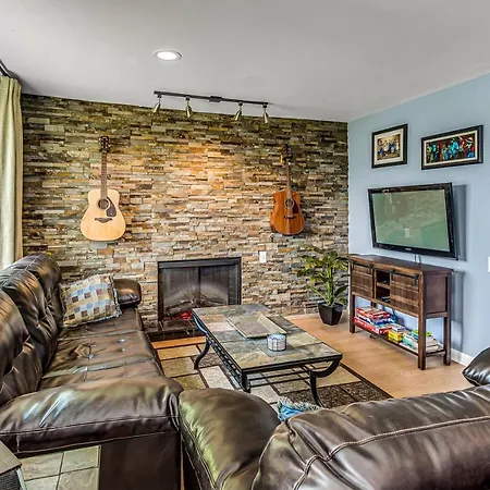 Riverfront View Near Downtown, Walk To Restaurants Holiday home