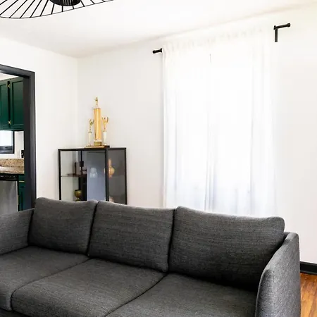 Mid-century Modern Near Downtown With Free Parking Holiday home