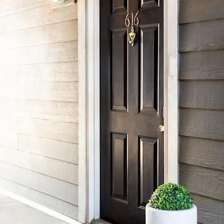 Stylish Downtown With Patio & Free Parking