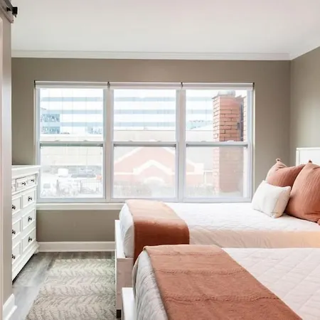 Apartment Downtown Condo, Walk To Broadway With Free Parking *