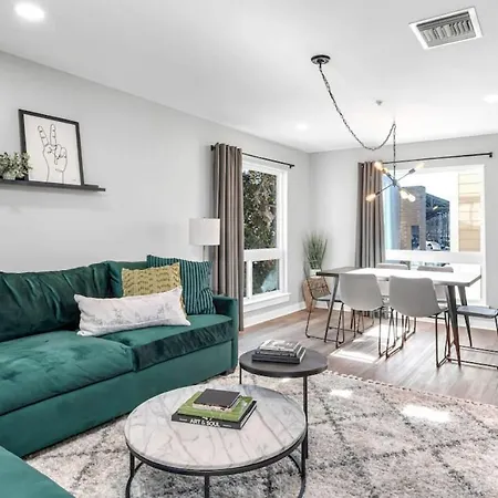 Apartment Walk To Downtown Broadway With Pool, Free Parking, And Gym