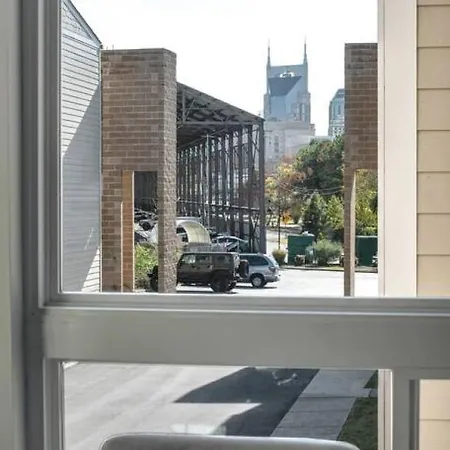 Apartment Walk To Downtown Broadway With Pool, Free Parking, And Gym
