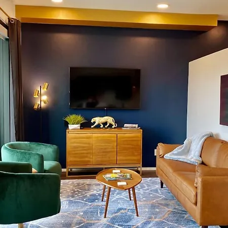 Chic Modern Pool, Patio, Parking *