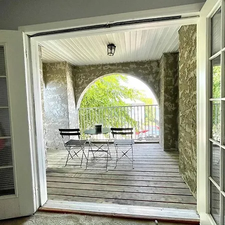 Apartment Lovely 2-bedroom W/balcony And Free Parking