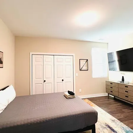 Holiday home Modern Lux Slps 12/7 Beds 2 Mi Dwntwn 3 Bath Nashville
