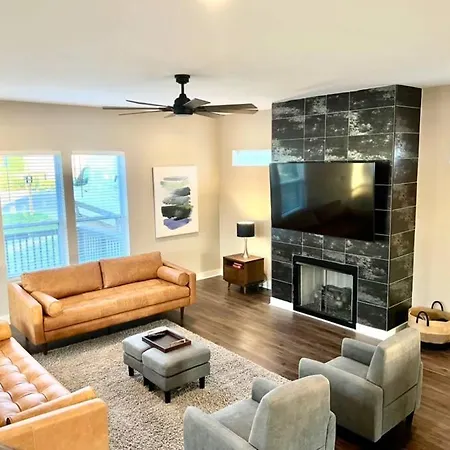 Holiday home Modern Lux Slps 12/7 Beds 2 Mi Dwntwn 3 Bath Nashville
